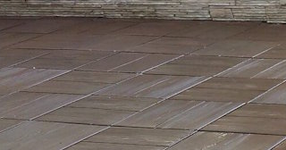 Бетонная брусчатка двора в Серпухове в октябре
