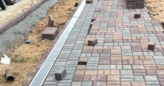 Профессиональная укладка плитки на улице в Серпухове в октябре
