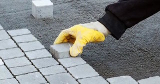 Укладка тротуарной плитки 50 на 50 в Серпухове в октябре