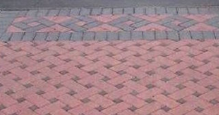 Укладка тротуарной плитки на старое бетонное основание в Серпухове в октябре
