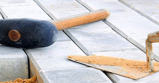 Профессиональная укладка тротуарной брусчатки в Серпухове в октябре