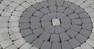 Профессиональная укладка клинкерной брусчатки в Серпухове в октябре