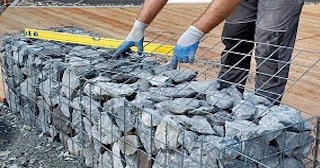 Устройство подпорной стенки из габионов в Серпухове в октябре